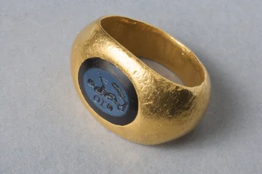 Ring mit Nicolo-Intaglio, graviert mit Theseus